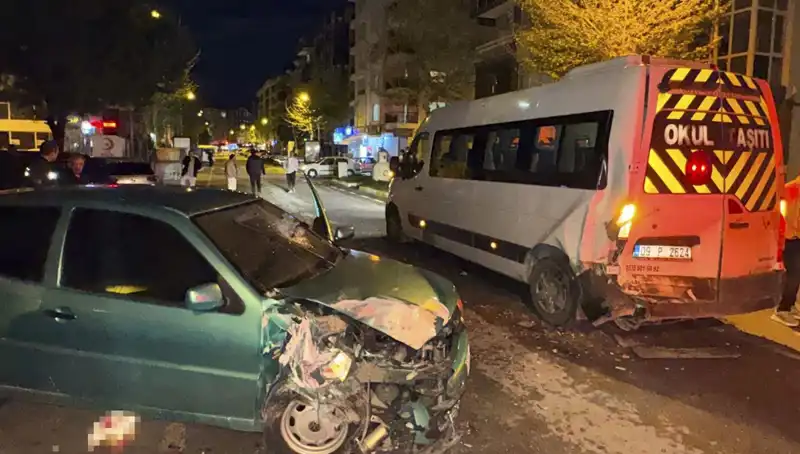 Otomobil Servis Minibüsüne Çarptı: 6 Yaralı, Kaza Anı Kameralarda!