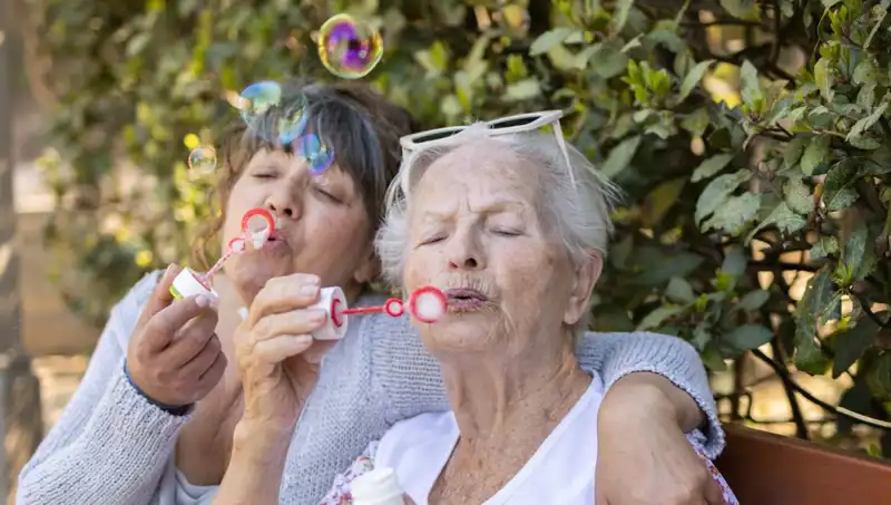 100 Yaşındaki İki Kadın, Uzun Yaşamanın Sırrını Açıkladı: Diyet ve Egzersiz Değil!