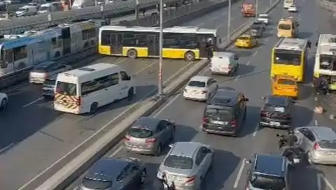 İETT Otobüsü Kazası: Trafiği Felç Etti, 2 Araç Hasar Gördü!