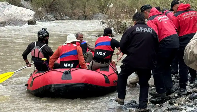 Zap Suyu Kenarında Mahsur Kalan 4 Kişi Kurtarıldı, Hayatları Kurtuldu!