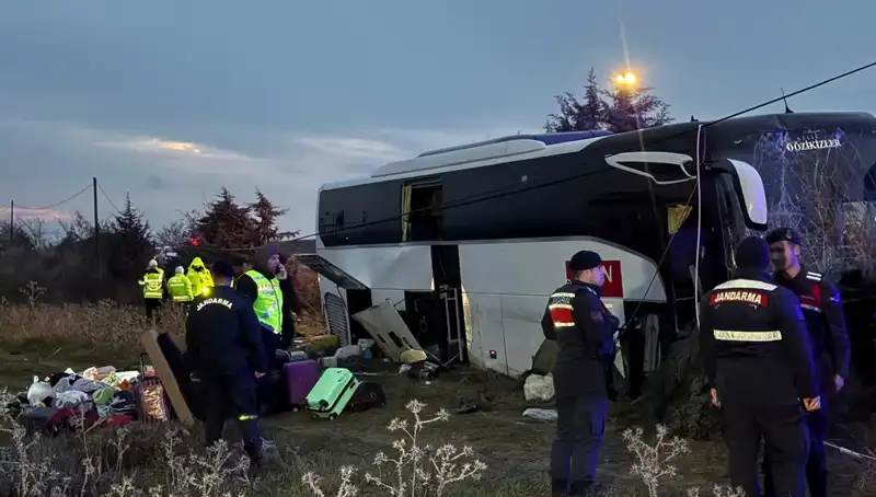 Çanakkale'de Feci Kaza: Kontrolden Çıkan Otobüs Şarampole Uçtu!