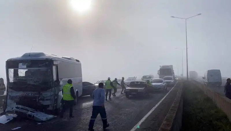 Görüş mesafesi düştü, sisli havada korkutan kaza: 7 yaralı!
