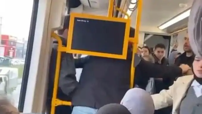 Metroda Tekme Tokat Kavga: Yolcular Arasında Şok Edici Olay!