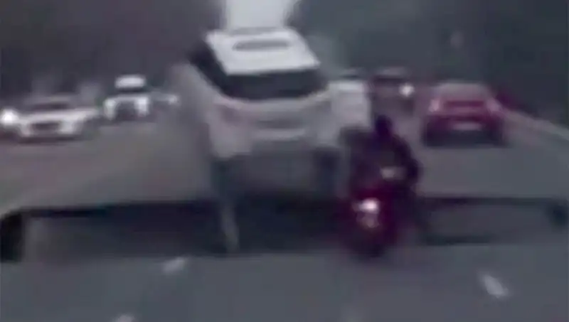 Güney Kore Otoyolunda Dev Çukur Motosikleti Yuttu! Şok Edici Manzara