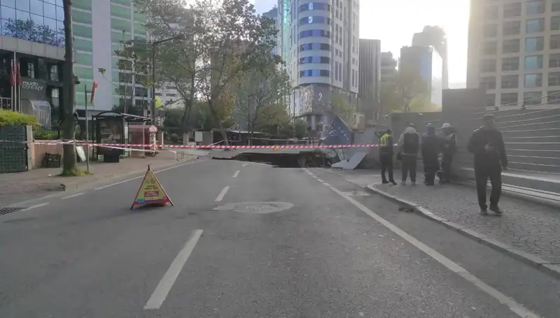 Sarıyer'de Şok Edici Olay: Cadde Çöktü, Trafik Durduruldu!