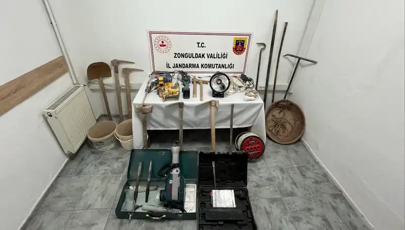 Çaycuma'da Kaçak Kazı Şoku: 5 Kişi Suçüstü Yakalandı!