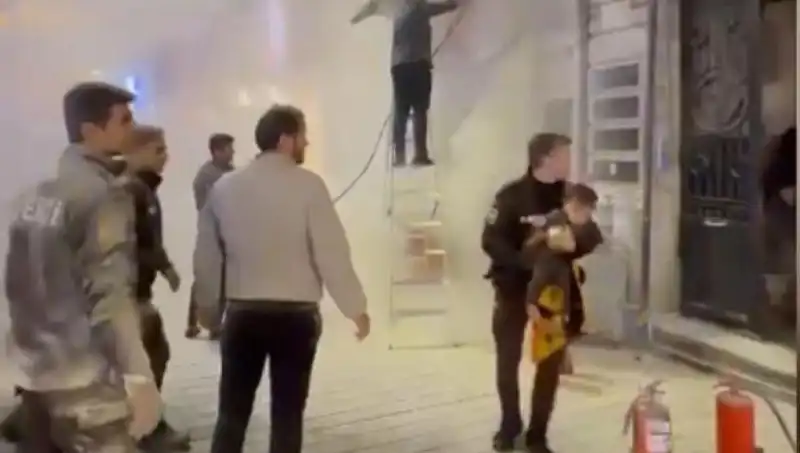 Beyoğlu'ndaki Büfede Çıkan Yangında Mahsur Kalan Çocuk Kurtarıldı