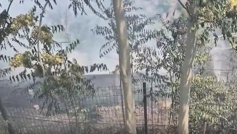 Sultangazi'de Otluk Alanda Yangın: Gecekondu Tehlikesiyle Yüz Yüze Kaldı