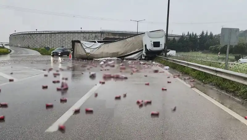 Büyük TIR Kazasında Yola Saçılan İçkiler Görenleri Şaşırttı