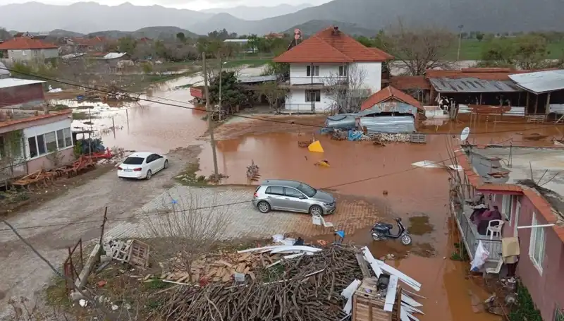 Burdur'da Şiddetli Yağış Hayatı Olumsuz Etkiledi: Evler ve Ahırlar Sular Altında Kaldı