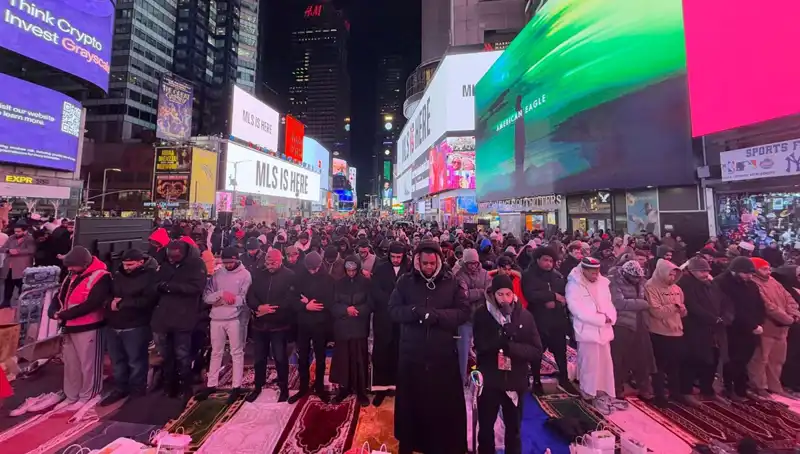New York Times Meydanı’nda Tarihi Teravih Namazı: Birlik ve Beraberlik Anı