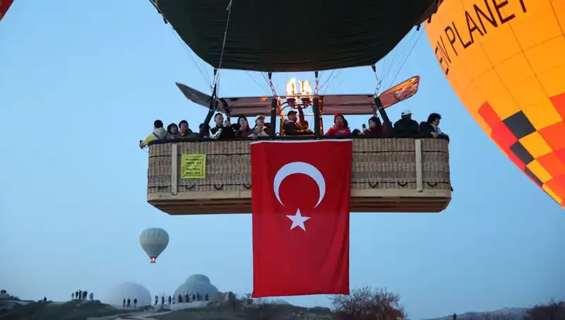 Kapadokya’da 23 Nisan İçin Renkli Balon Şöleni: Türk Bayrakları Havada Dalgalandı!