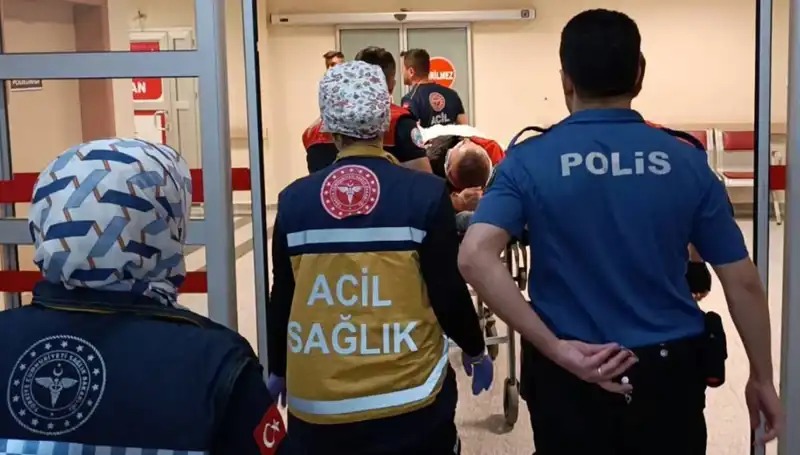 Polis Araçları Kaza Yaptı: İki Kişi Yaralandı, Olay Yeri Kapatıldı