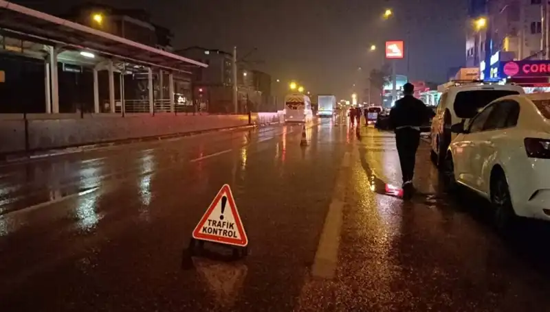 Bursa'da Kaza Sonrası Güvenlik Önlemi Alan Polisi Vuran Kamyonet Feci Çarpıştı
