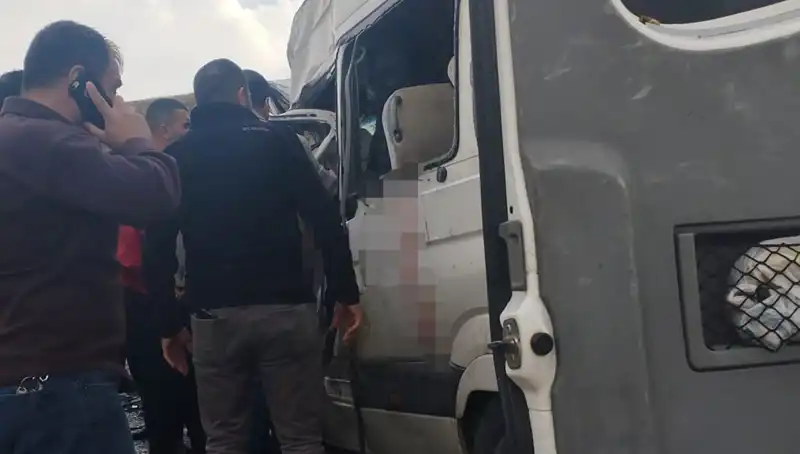 Van'da Minibüs ve Kamyonet Çarpıştı: 6 Hayat Kayıp, 8 Yaralı