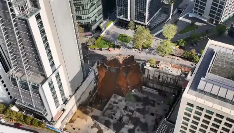 Maslak'ta Büyükdere Caddesi'nde Yol Çöktü, Trafik Kaosa Dönüştü!