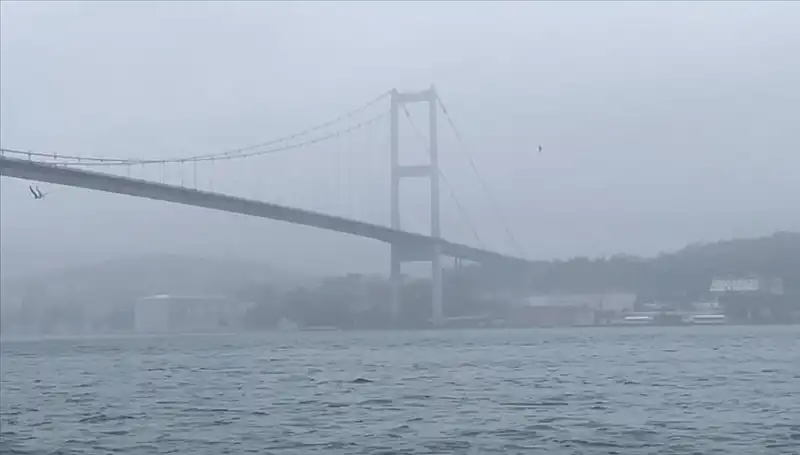 İstanbul Boğazı’ndaki Gemi Trafiğine Sis Harekete Geçirdi