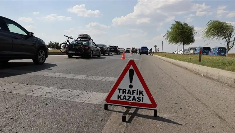 Adana’da Kamyon ve Otomobil Çarpıştı: Yetkiler Olayı Soruşturuyor