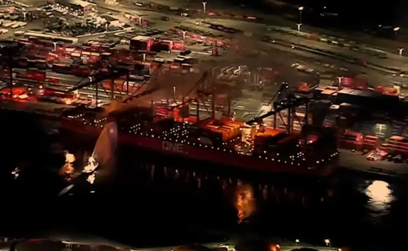 Los Angeles Limanı'nda Tehlikeli Madde Yüklü Gemide Yangın Paniği