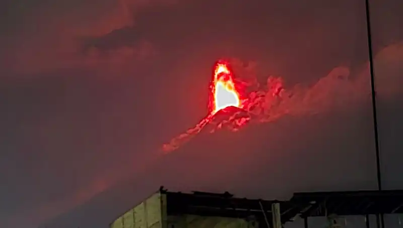 Fuego Yanardağı Patladı: 30 Bin Kişilik Tahliye Alarmı Verildi