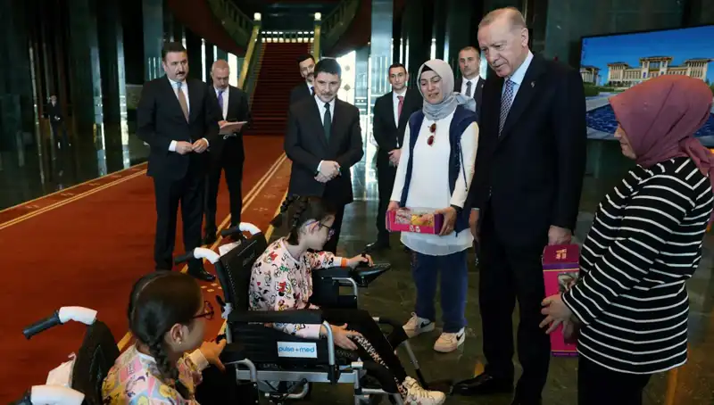 Cumhurbaşkanı Erdoğan, Engelli Çocuklara Akülü Sandalyeler Hediye Etti