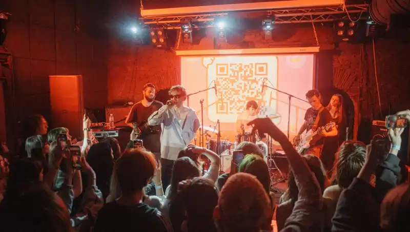 Savaşın Pençesinde: Bir Şehirde Hem Saldırı Hem Konser