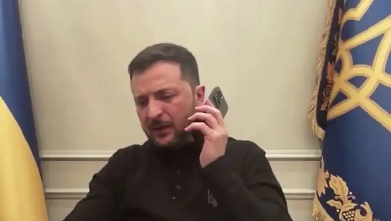 Zelenski ile Macron Arasında İlginç Anlar: Basın Toplantısında Gelen Telefon