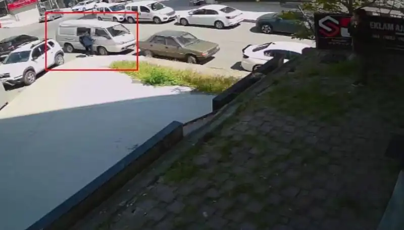 Aracını Çalmaya Çalışan Hırsızı Suçüstü Yakalayan Kahraman İşte O Anlar