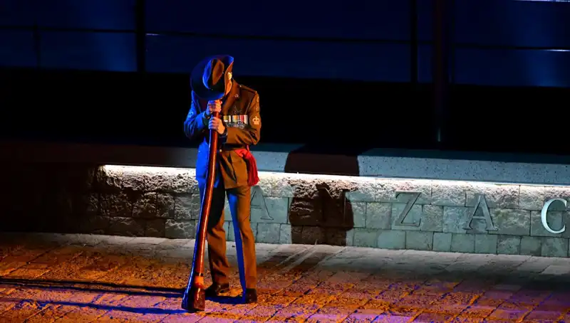 Anzak Koyu'nda Duygu Dolu "Şafak Ayini": Anma Törenleri Coşkuyla Gerçekleşti