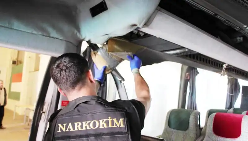 Sınırdan Geçen Otobüste 77 Kilo Uyuşturucu Yakalandı: Başka Neler Bulundu?