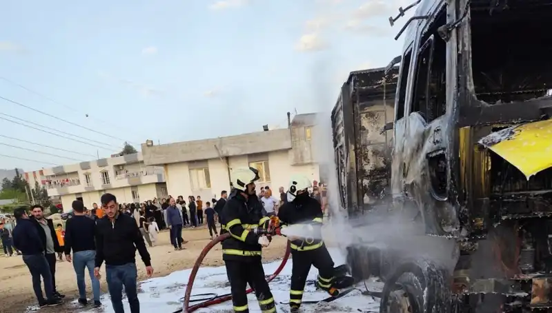 Park Halindeki İki TIR, Alev Alev Yandı: Sebebi Ne Olabilir?