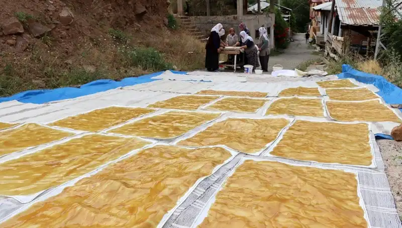 Kış Menülerine Renk Katacak: Geleneksel Dev Kazanlarda Odun Ateşiyle Yemekler