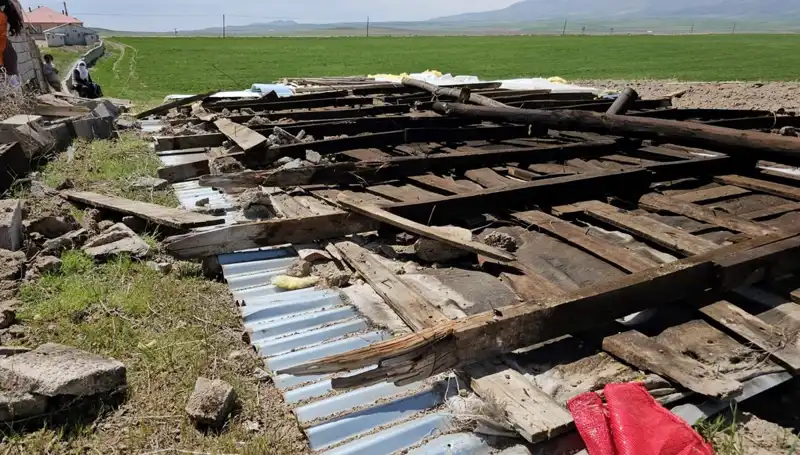 Bitlis’te Fırtına Alarmı: Çatılar Uçtu, Hayat Durma Noktasına Geldi