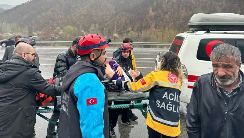 Otomobil İstinat Duvarına Çarptı: 5 Yaralı, Kaza Anı Dehşet Vericiydi