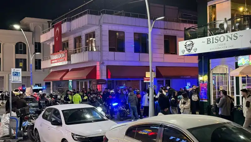 Kafe Sahibi Engellemek İstedi, Havaya Ateş Açan Adam Bıçakladı!