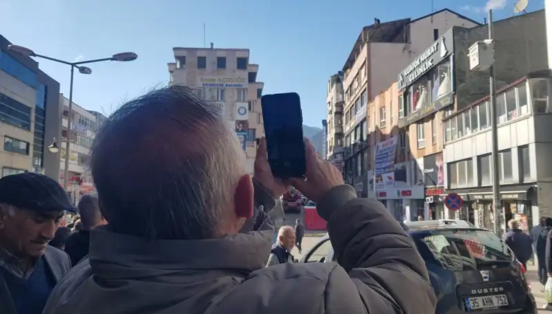 Çatıya Çıkan Kişi İçin Yarışan Yoğun Kalabalık Çarpıcı Anları