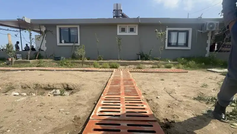 Kaçak Yapının Bahçesinde Mazgallarla Dolu Görsel Şölen: Ne Amaçla Yapıldı?
