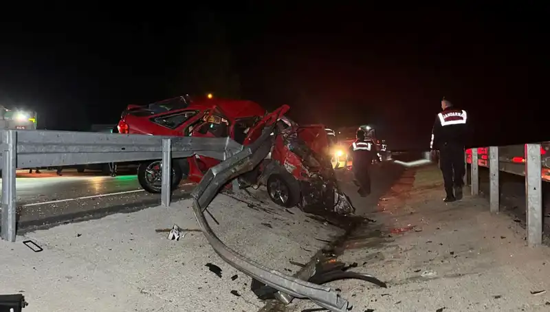 Bariyerlere Çarpan Otomobilin Faciası: 2 Can Kaybı ve Sarsıcı Görüntüler