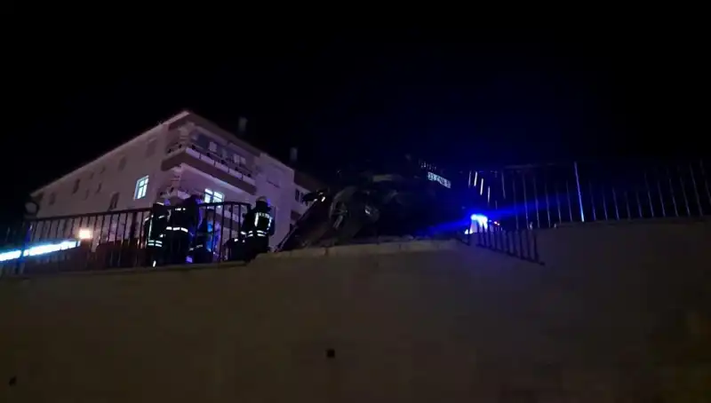 : Kontrolden Çıkan Araç Bariyere Çarpıp Asılı Kaldı, Kaza Anı Şok Etti!