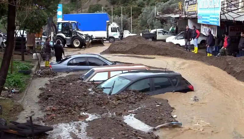 İzmir'i Bekleyen Çifte Tehlike: Deprem ve Tsunami Riskleri Artıyor