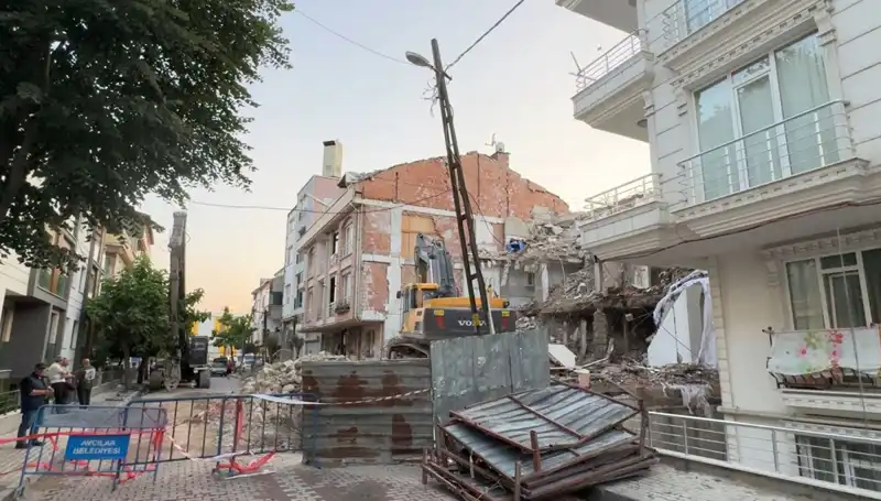 Yıkım sırasında elektrik kablolarının kopmasıyla iki sokak karanlığa gömüldü!