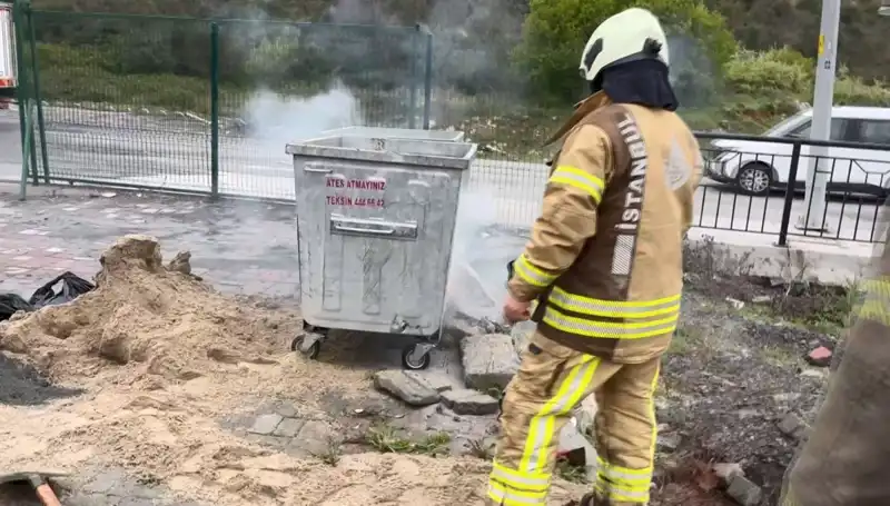 Başakşehir'de Çöp Konteynerinden Yükselen Dumanlar, Kimyasal Madde Alarmı Verdi!