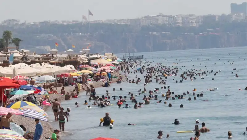 Antalya’da Sıcaklarda Deniz Keyfi: Yaz Mevsimi Hiç Bitmeyecek mi?