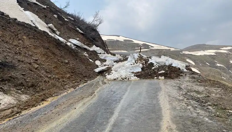 Muş'ta Heyelan Nedeniyle Kapanan Köy Yolu Nihayet Ulaşıma Açıldı!