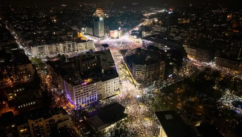 Sırbistan'da Öğrenci Protestoları: Belgrad Sokakları Tıklım Tıklım Dolu