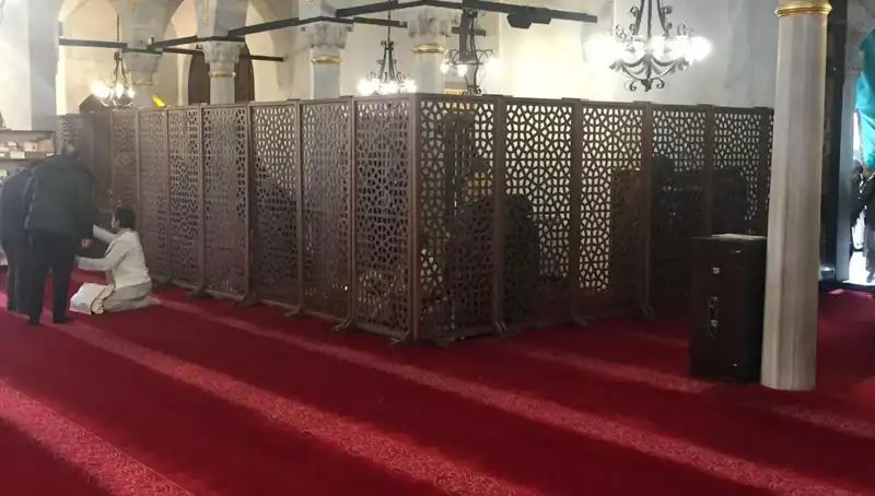 Kadın ve Erkekler Yan Yana Teravih Namazı Kıldı: Neler Yaşandı?