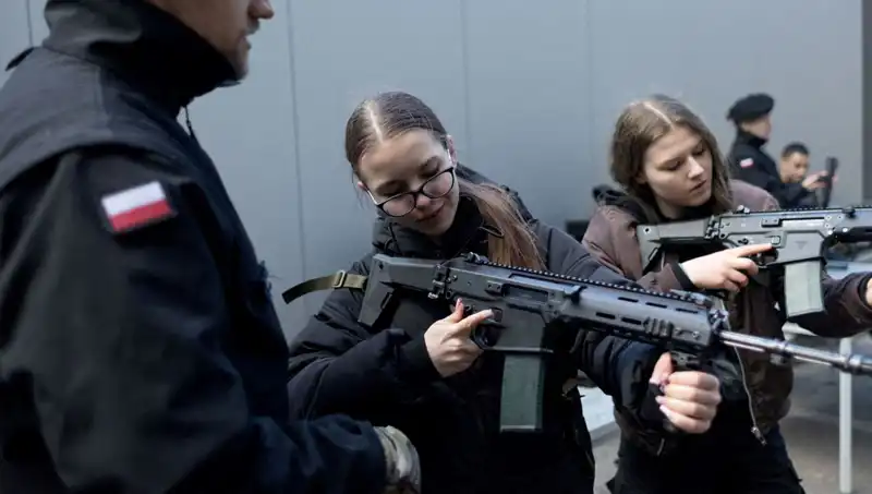 Polonya'da Askeri Eğitim Seferberliği: Siviller Savaşa Hazırlanıyor