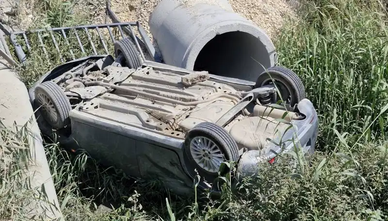 Pikapla Çarpışan Araç Su Kanalına Devrildi: Yaralılar Hastaneye Sevk Edildi