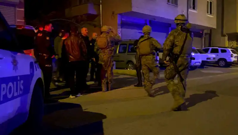 Tüfekle Balkondan Ateş Açan Şahsın Dramı: Evinin Kapısını Kilitledi!