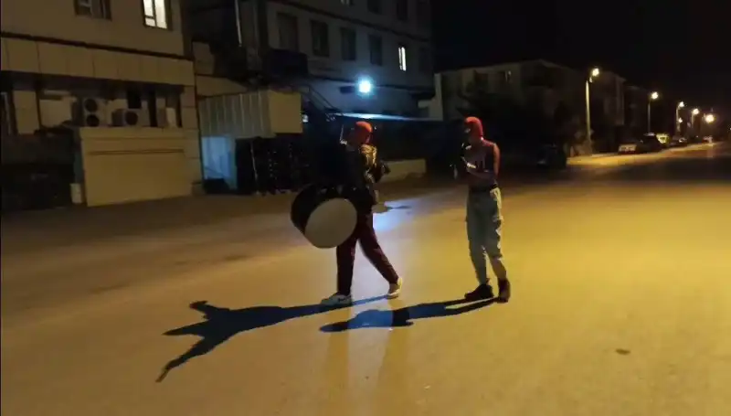 Erzincan’da Sahur Vakti Coşku Dolu Bir Şölen: "Örümcek Adamlar" sokaklarda!